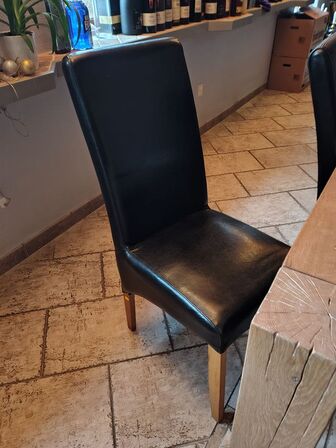 12 stole med sort læderbetræk