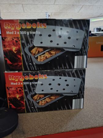 Nespressomaskine og to rygebokse