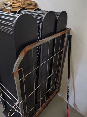 Tre CD-racks. CD'ere medfølger