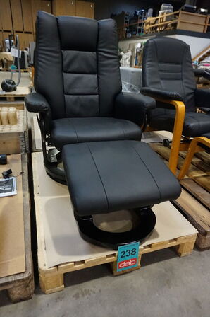 Boss lænestol inkl. fodskammel - sort kunstlæder 