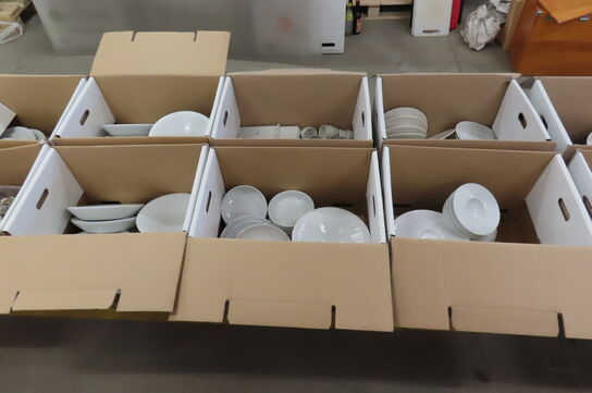 6 stk. Kasser med diverse tallerkener 