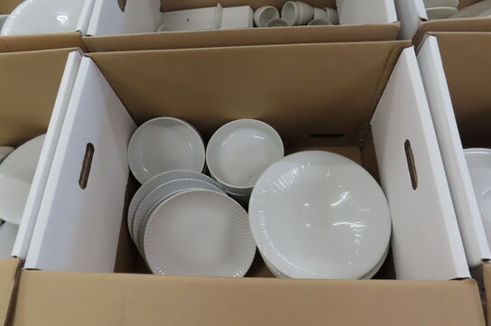 6 stk. Kasser med diverse tallerkener 