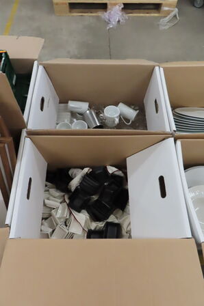 2 stk. Kasser med glas, kopper & serveringsfade