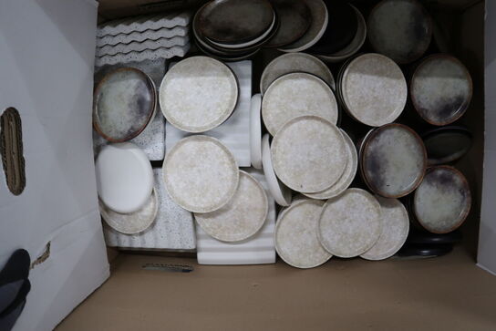 Diverse serveringsfade af sten