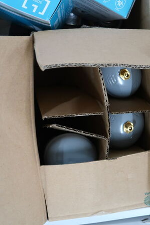 Kasse med diverse køkkenartikler