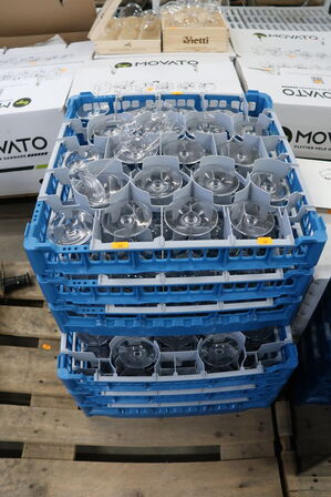 6 stk. Opvaskebakker med vinglas