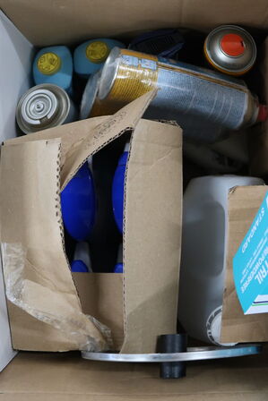 Kasse med diverse køkkenartikler