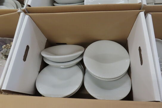 6 stk. Kasser med diverse tallerkener 