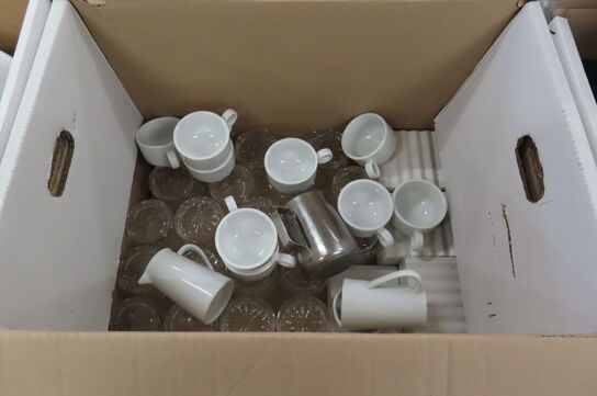 2 stk. Kasser med glas, kopper & serveringsfade