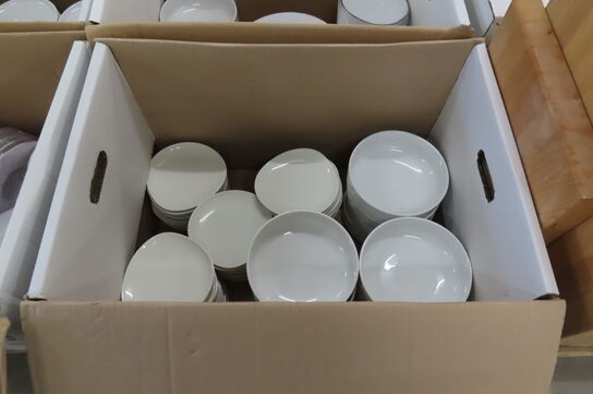 4 stk. Kasser med diverse tallerkener 