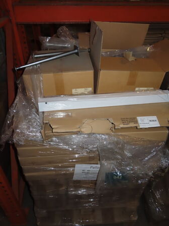 Palle med hvidlakerede bordben og sokkelben