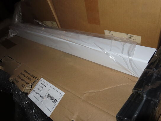 Palle med hvidlakerede bordben og sokkelben