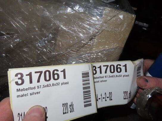 Palle med møbelfødder i plast