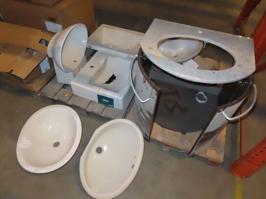 Blandede baske og badeværelsesmøbel