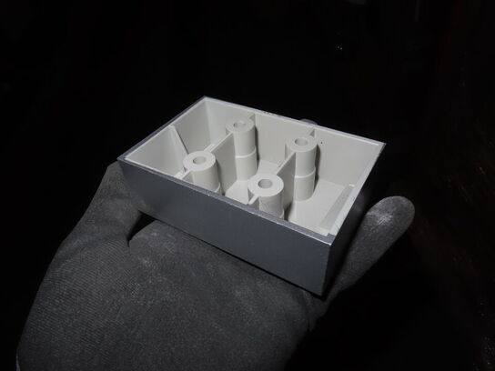 Palle med møbelfødder i plast