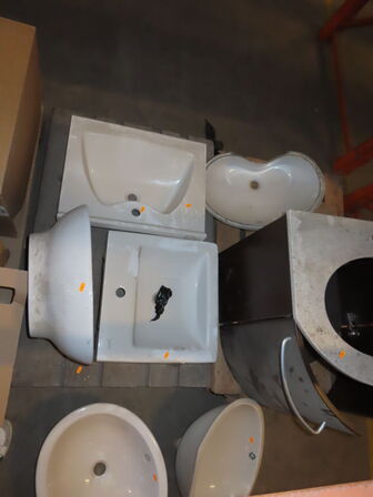 Blandede baske og badeværelsesmøbel