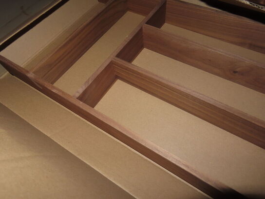 Knivblokke og bestikinsatser i valnød