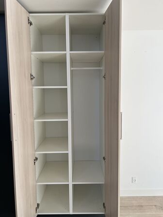 2 stk. samlet højskabe H: 214.4 x B: 40 x 60 cm uden sokkel.