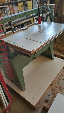 Boremaskine med flytbar boreafstand