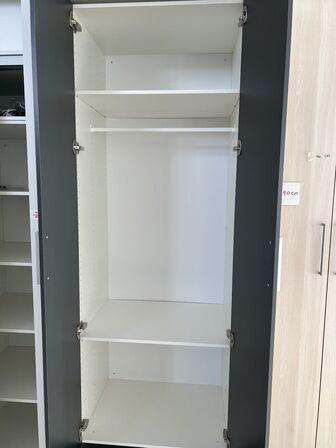 1 stk. samlet højskab uden sokkel med 2 hylder og 1 bøjlestang