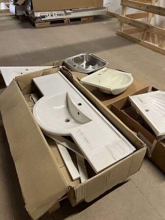 4 stk. Vaske til badeværelse og 1 stk. Stålvask