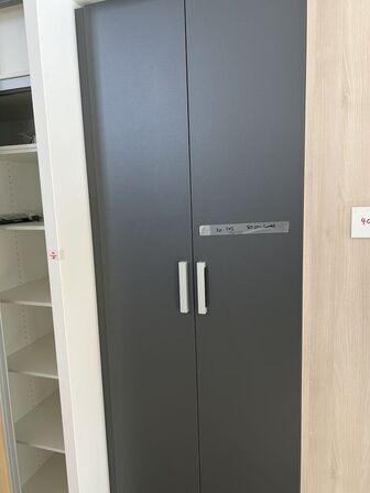 1 stk. samlet højskab uden sokkel med 2 hylder og 1 bøjlestang