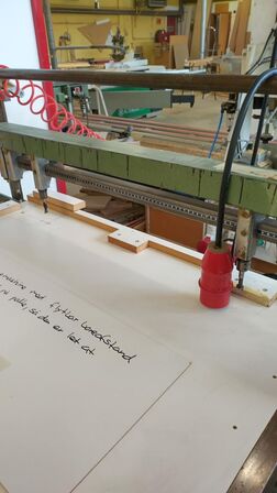 Boremaskine med flytbar boreafstand