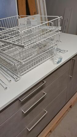 4 STK.  Hvide KVALITETS TRÅDKURV på rulleudtræk