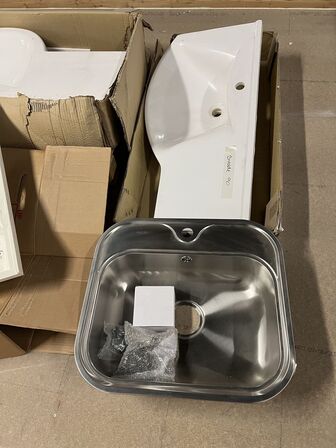 4 stk. Vaske til badeværelse og 1 stk. Stålvask