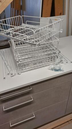 4 STK.  Hvide KVALITETS TRÅDKURV på rulleudtræk