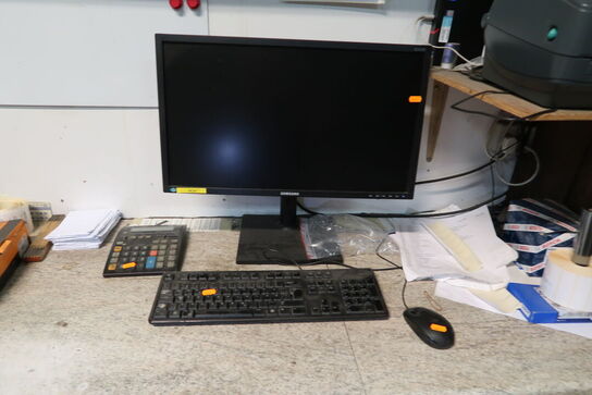 Labelprinter ZEBRA GK420t, computerskærm SAMSUNG, computer, tastatur og mus