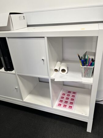 4 stk. Roll-up inkl. Reol m. Indhold 