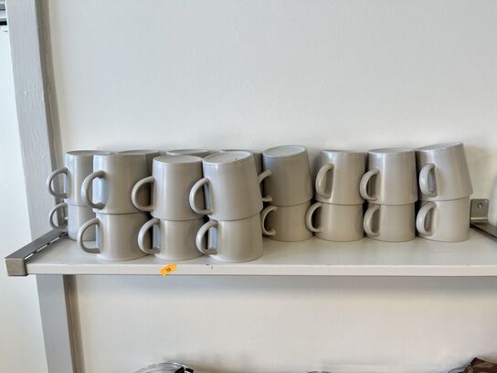 Skab med inhold inkl. Hylder m. Indhold 90x45x110 cm