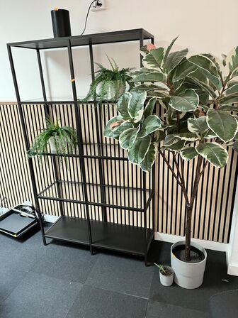 Reol inkl. Planter.  100x36x175 cm