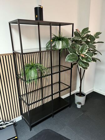 Reol inkl. Planter.  100x36x175 cm