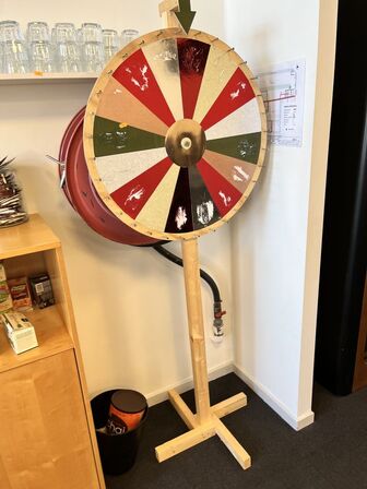 Skab med inhold inkl. Hylder m. Indhold 90x45x110 cm