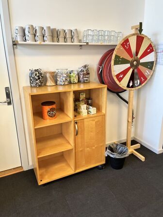 Skab med inhold inkl. Hylder m. Indhold 90x45x110 cm