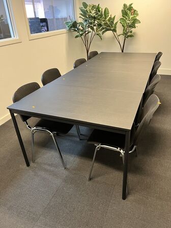 4 borde m. 10 stole 67x110 cm