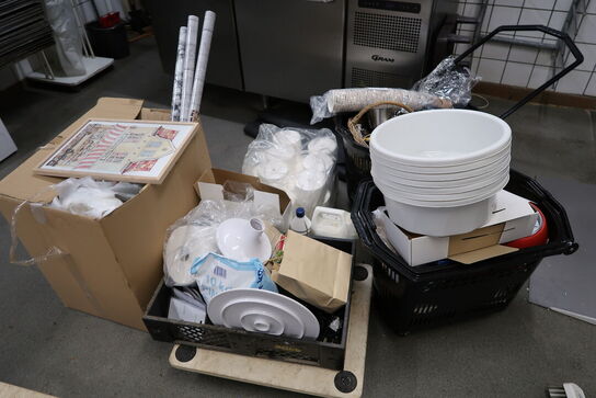 Div. Møbelhunde, skraldespandsstativ samt div. engangsservice m.m.