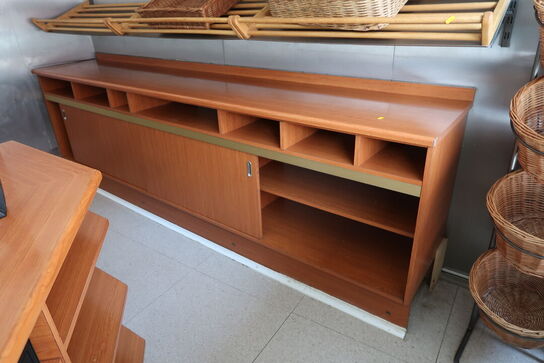 Reolsystem med væghylder m.m.