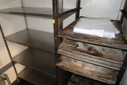 Opbevaringsvogn samt stikvogn med div. Bageplader