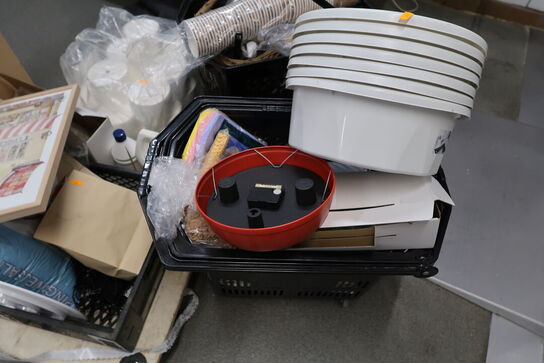 Div. Møbelhunde, skraldespandsstativ samt div. engangsservice m.m.