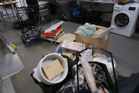 Div. Møbelhunde, skraldespandsstativ samt div. engangsservice m.m.