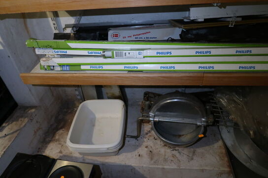 Div. forme, lysstofrør, bageritilbehør m.m.