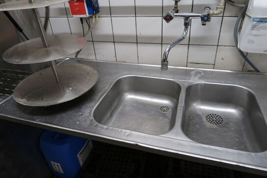 Rustfri stålbord med 2 stk. håndvaske, armatur m.m.