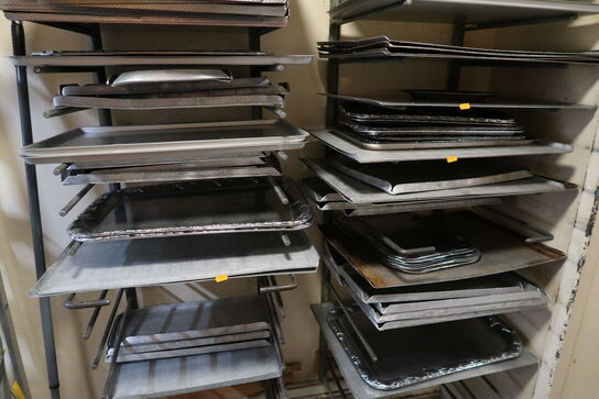 Vægstativ med div. Bageplader, fade og forme