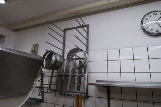 Vægtstativ med 2 stk. væghylder med indhold