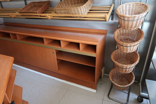 Reolsystem med væghylder m.m.