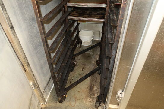 2 stk. stikvogne med div. Bageplader og forme