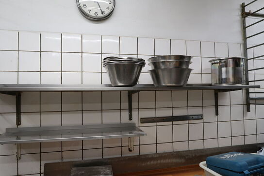 Vægtstativ med 2 stk. væghylder med indhold